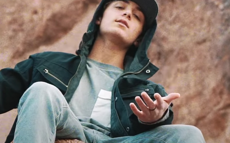 FebreTeen's tweet photo. .@asherangel lança clipe incrível durante quarentena para sua nova música, 'Guilty': https://t.co/V4KCMuC02V RT #GuiltyVideo https://t.co/VFmdNu0d6O