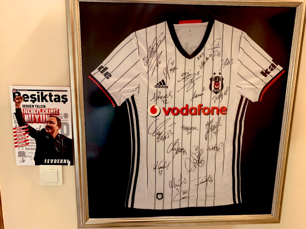 Hakan Belgin (@mhakanbelgin) on Twitter photo Yıllar önce bir kişinin aldığı keyfi bir kararla basımı durdurulan <a href="/BesiktasJKDergi/">Beşiktaş JK Dergisi</a> ‘nin yeniden basımına başlandı ve mis gibi kitap kokan yeni hali elime ulaştı.
<a href="/Besiktas/">Beşiktaş JK</a> ‘ın her eve girmesi ne güzel.
Şimdilik sadece yerini seçtin, çerçevelendikten sonra burada 🦅 Yıllar önce bir kişinin aldığı keyfi bir kararla basımı durdurulan <a href="/BesiktasJKDergi/">Beşiktaş JK Dergisi</a> ‘nin yeniden basımına başlandı ve mis gibi kitap kokan yeni hali elime ulaştı.
<a href="/Besiktas/">Beşiktaş JK</a> ‘ın her eve girmesi ne güzel.
Şimdilik sadece yerini seçtin, çerçevelendikten sonra burada 🦅