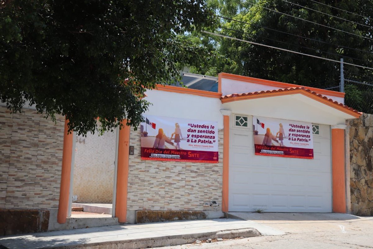 AntonioOsorioG8's tweet photo. #MéxicoTeReconoceMaestro ✅

#GraciasMaestrosPor Su Entrega✅ su disposición y vocación de servir a México 🇲🇽 👉Nuestras oficinas #Secc7 a la distancia por el #Coronavirus #COVID19 pronto estarán abiertas para tu atención #FelizDiaDelMaestro 

👉#15deMayo 🗓️ #DíadelMaestro 🍎📚 https://t.co/mKA3n5vwRf