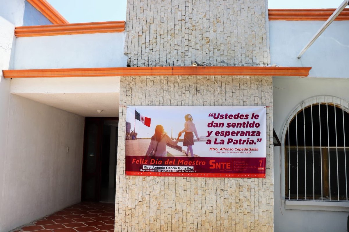AntonioOsorioG8's tweet photo. #MéxicoTeReconoceMaestro ✅

#GraciasMaestrosPor Su Entrega✅ su disposición y vocación de servir a México 🇲🇽 👉Nuestras oficinas #Secc7 a la distancia por el #Coronavirus #COVID19 pronto estarán abiertas para tu atención #FelizDiaDelMaestro 

👉#15deMayo 🗓️ #DíadelMaestro 🍎📚 https://t.co/mKA3n5vwRf