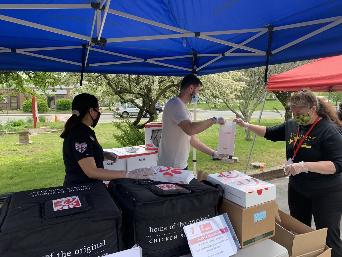 EdHurleyYMCA's tweet photo. Thx to Chris and everyone @attleborocfa1 for a great job today preparing special lunches that @jarrett_stidham and Kennedy served to kids today in North Attleboro 
@HockomockYMCA is proud to partner every day with amazing folks @NAPublicSchools 
A smile filled today for kids https://t.co/5cMQtt3Pio