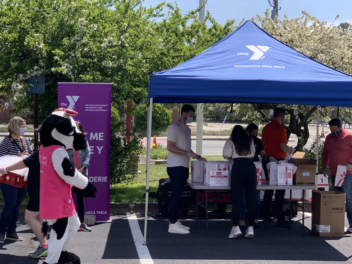 Thx to Chris and everyone <a href="/attleborocfa1/">attleborocfa</a> for a great job today preparing special lunches that @jarrett_stidham and Kennedy served to kids today in North Attleboro 
<a href="/HockomockYMCA/">Hockomock Area YMCA</a> is proud to partner every day with amazing folks <a href="/NAPublicSchools/">North Attleborough Public Schools</a> 
A smile filled today for kids