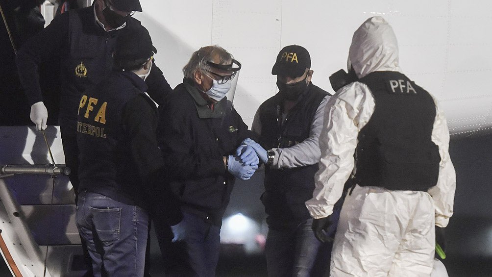 Anoche llegó, extraditado desde Brasil, el represor Gonzalo “Chispa” Sánchez, que deberá responder ante la Justicia por crímenes de lesa humanidad durante la última dictadura.

El compromiso de la Argentina con la memoria, la verdad y la justicia es inclaudicable.