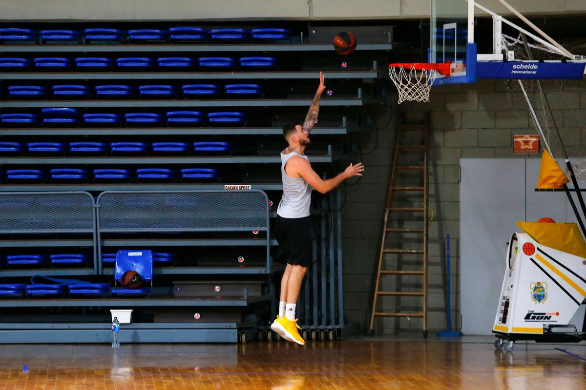 Franguerra355's tweet photo. Primera semana finiquitada😉👍🏼
#VamosCanarias💛🖤 #FG35🏀.
.
.
@emiliocobosc 📸🔝 https://t.co/SHr59aU05t