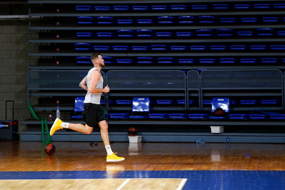 Franguerra355's tweet photo. Primera semana finiquitada😉👍🏼
#VamosCanarias💛🖤 #FG35🏀.
.
.
@emiliocobosc 📸🔝 https://t.co/SHr59aU05t