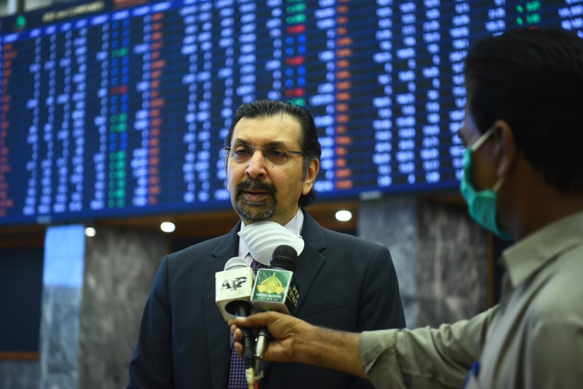 pakstockexgltd's tweet photo. MD PSX @FarrukhHKhan , CFO BankIslami, Mr. Sohail Sikandar, Head of Investment Banking BankIslami, Mr. Haris Munawar, representative of Next Capital, JS Global and select team members at EhadSukuk trading commencement Gong Ceremony.
#PSXEvents #PSXGongCeremony #EhadSukuk https://t.co/W770FkG4LM