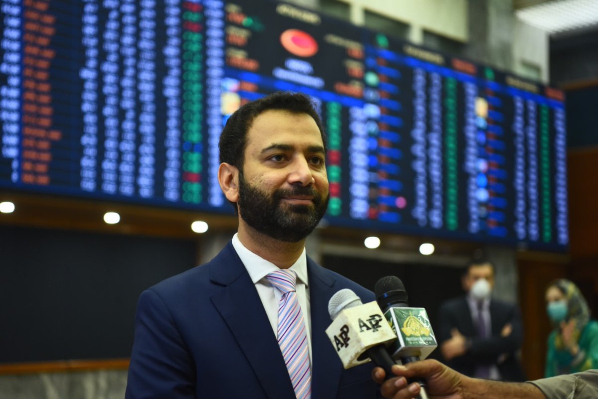 pakstockexgltd's tweet photo. MD PSX @FarrukhHKhan , CFO BankIslami, Mr. Sohail Sikandar, Head of Investment Banking BankIslami, Mr. Haris Munawar, representative of Next Capital, JS Global and select team members at EhadSukuk trading commencement Gong Ceremony.
#PSXEvents #PSXGongCeremony #EhadSukuk https://t.co/W770FkG4LM