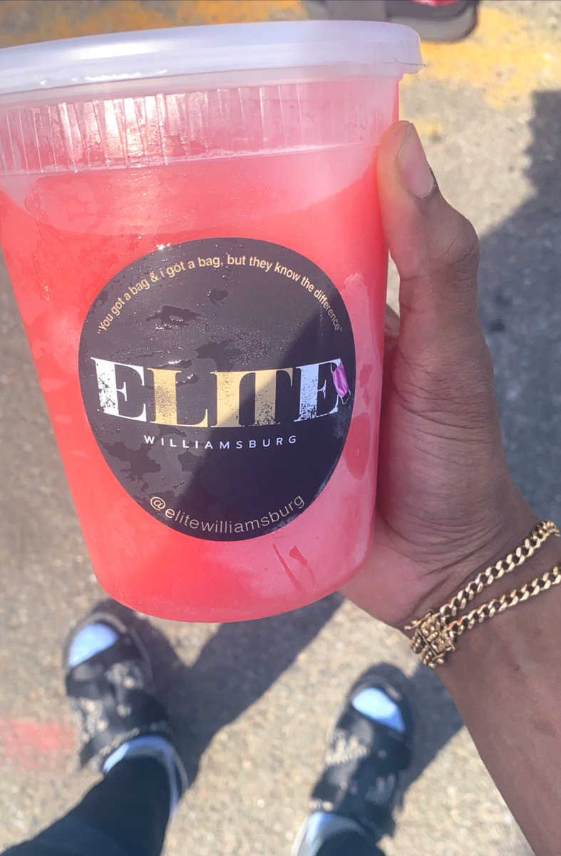 DamisDidit's tweet photo. Williamsburg, The name and the flavor one in the same. To go frozen drinks 32 oz....Bent 😓😂 https://t.co/PIYauuPqev