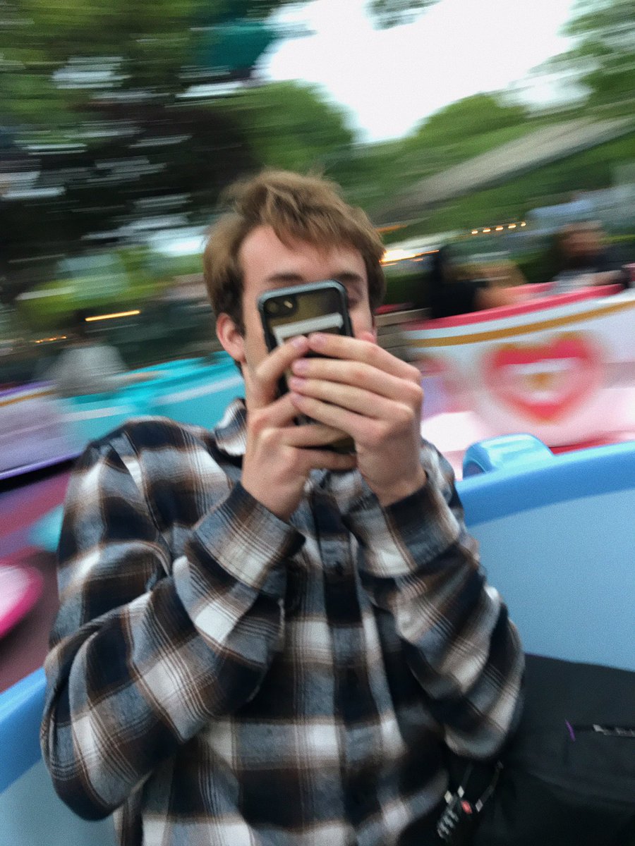 kinsleyrwade's tweet photo. His view, my view☺️

Missing Disneyland😔 https://t.co/2XYftNCWxr