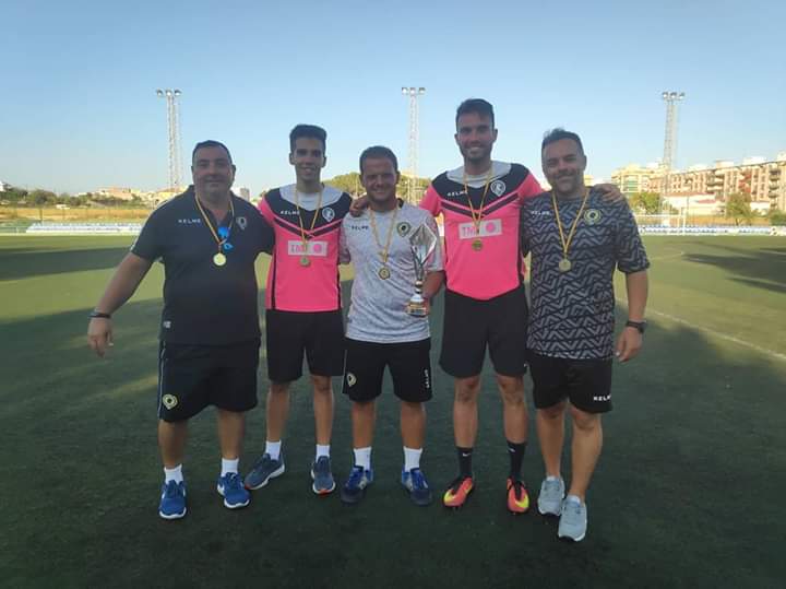 mariano_neira's tweet photo. Campeones de Liga! Nos hubiera gustado celebrarlo jugando pero lo disfrutamos con la misma intensidad. Meta buscada y merecida. Felicidades a todos los que son y fueron parte! Ahora a coronarlo con el último paso en el play off. Seguimos! #MachoHercules #CanteraHCF #JuvenilB ⚪🔵 https://t.co/5PnIyiiWrl
