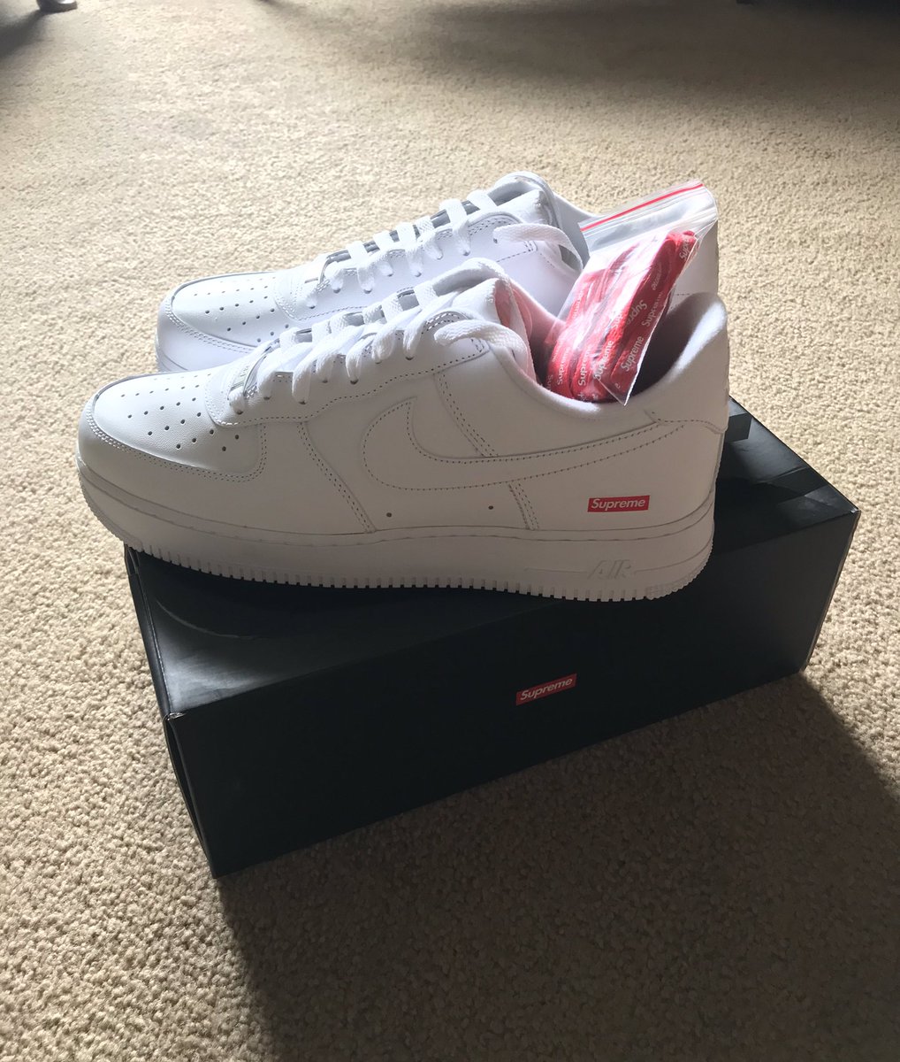 cbear__'s tweet image. To celebrate the release of @F3ather’s new 3.0 update, I will be giving away a pair of White Supreme AF1 lows that were copped on 3.0 beta. 

This is not officially affiliated with @F3ather.  

*DISCLAIMER the box is in bad shape but shoes are fine*

🥳RT and Follow to Enter🥳