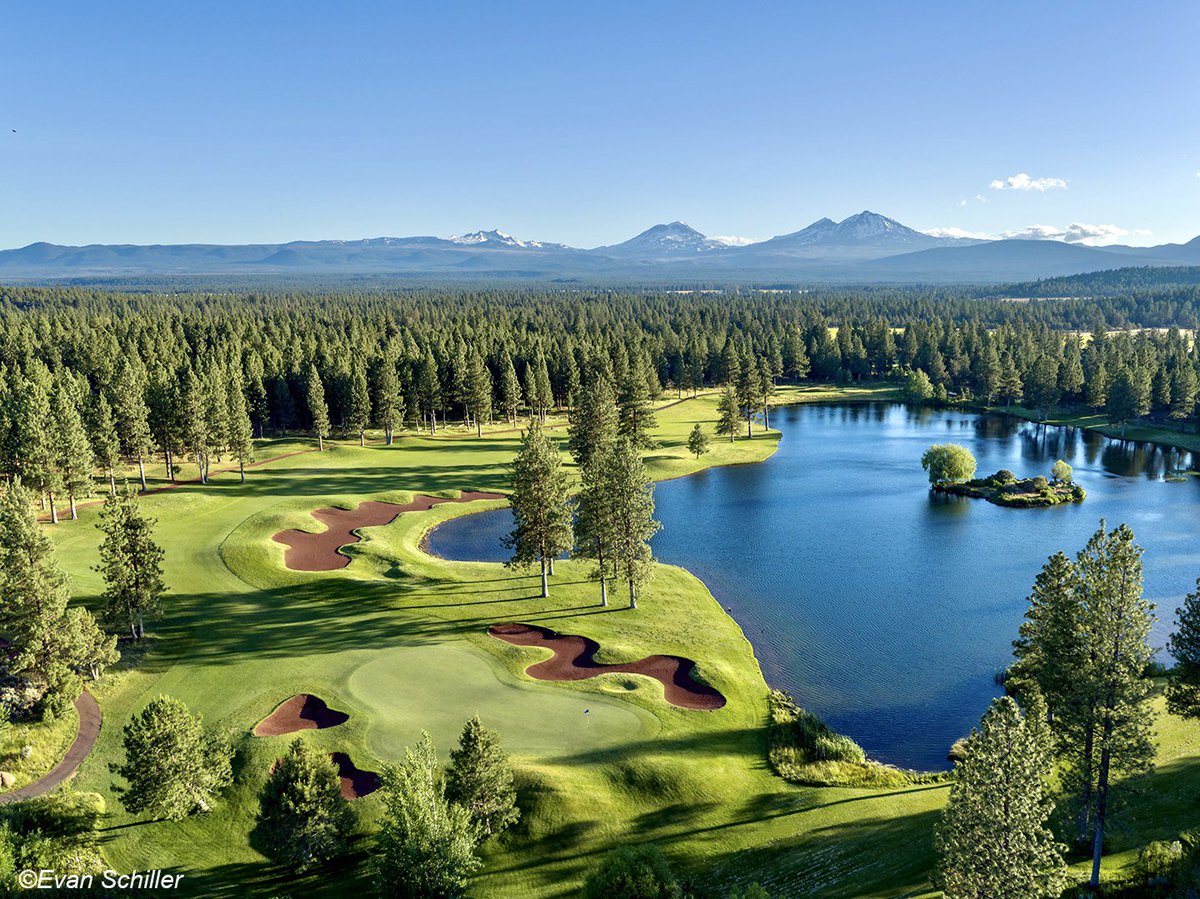 Evan_Schiller's tweet photo. Aspen Lakes Golf Course....a hidden gem in Central Oregon.  Wondering about those red sand bunkers?  Rather than truck in white sand from outside the area, the owners decided to use crushed red cinder that occurred naturally on the adjacent property.  #centraloregon https://t.co/7Lcy6bb1lw