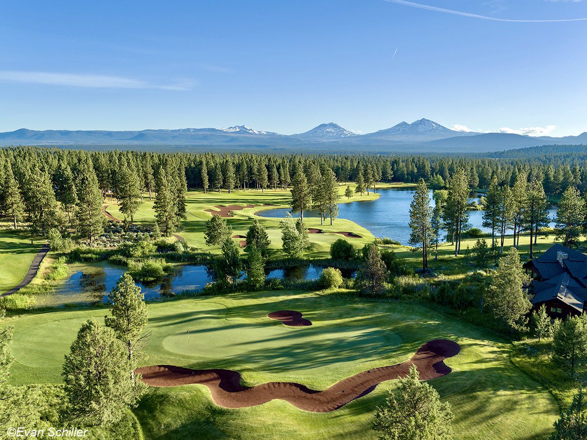 Evan_Schiller's tweet photo. Aspen Lakes Golf Course....a hidden gem in Central Oregon.  Wondering about those red sand bunkers?  Rather than truck in white sand from outside the area, the owners decided to use crushed red cinder that occurred naturally on the adjacent property.  #centraloregon https://t.co/7Lcy6bb1lw