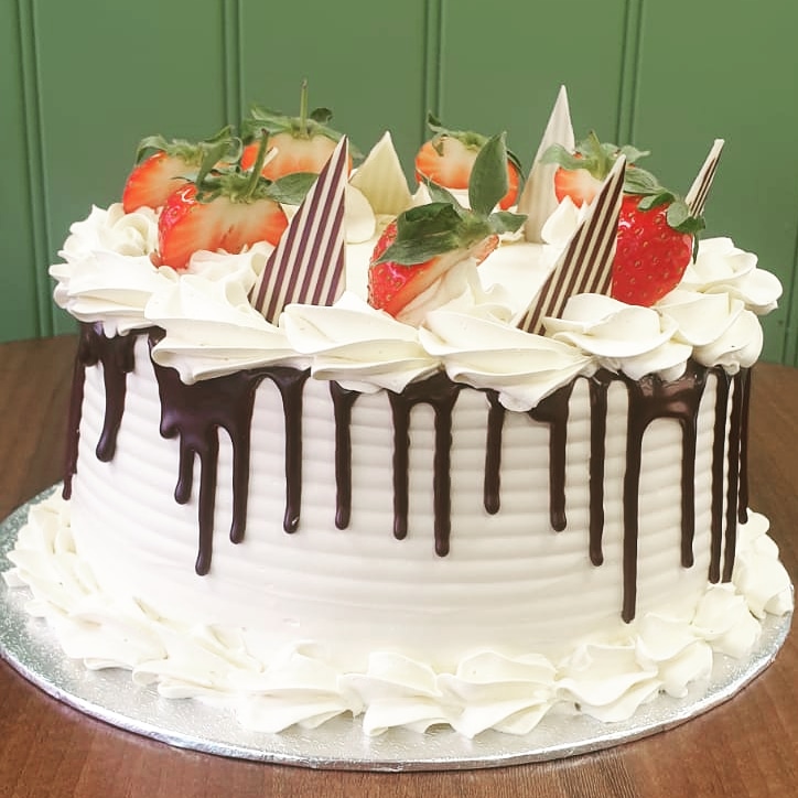 Baklavabistro's tweet photo. Got a birthday coming up? We have cakes like this one ready for collection all weekend! 🍓🎂🎈
°
°
°
#happybirthday #birthdaycake #happybirthdaytome #lockdown #fasting #eid #ramadan #weekend #cakes #cake https://t.co/RgFGuGLGxV