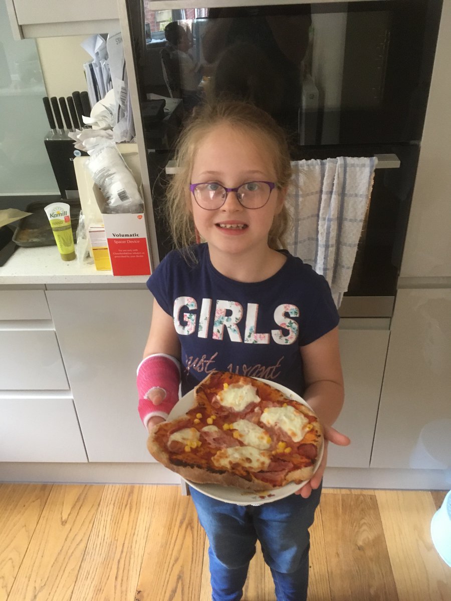 candicefiler's tweet photo. @LibpMrsBrayley Home made pizza by Charlotte Mrs Brayley, yummy onion, ham and sweet corn. 😋 https://t.co/dmXKr1sq7l
