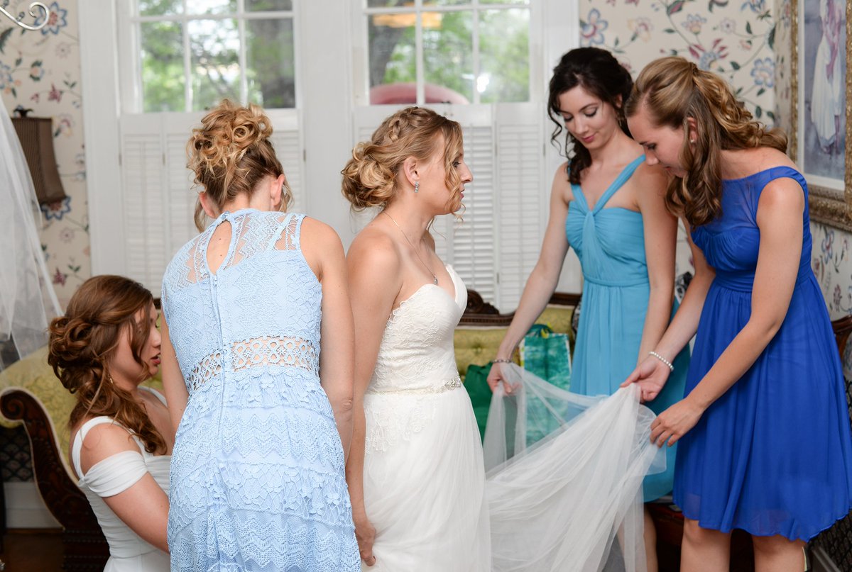 It takes a bridesmaid Army! Getting into your wedding dress is one of the most important moments if the day and we make sure not to miss it!
.
.
.
.
#bridesmaidhairstyle #bridesmaiddressinspiration #bride #bridal #bridesmaiddress #bridesmaids #bridesmaid #maidofhonor #realwedding