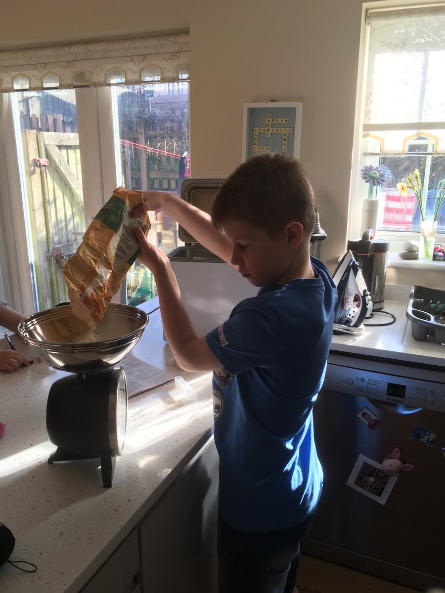 candicefiler's tweet photo. @CedarLibanus Yummy pizza Friday Mrs Curtis. Tomos has enjoyed making pepperoni, onion, peppers and sweet corn. 😋 https://t.co/HrJ0wt8Wda