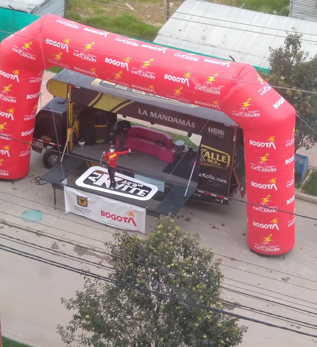 LauraMCarreno's tweet photo. @CicloviaBogota nos vienen a entretener y hacer ejercicio.#JulianRamirezPopular #IDRD https://t.co/MtjAamrkKY