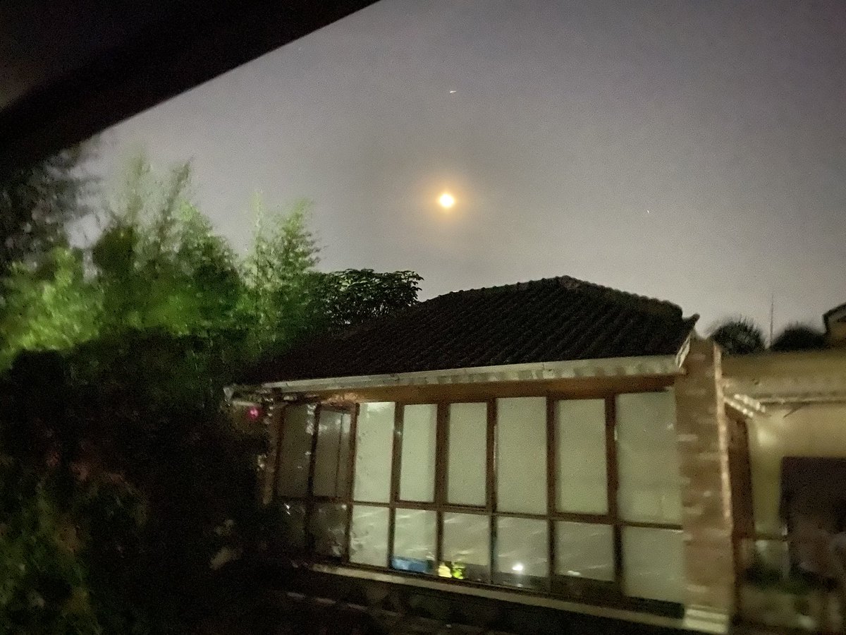 Fahrihamzah's tweet photo. #karike23 
Sahur,
Telah nampak bulan sabit,
Ditemani satu bintang terang,
Ini sabit yg pergi,
Pertanda akhir bulan mulia,
Kesedihan tiba2 menyergap dada, menggelayuti sisa2 asa akan kemuliaan Ramadan di thn Corona.
Ya Allah,
Berkahilah sisa umur kami,
Beri kami husnul khotimah. https://t.co/AUGxPY5nPJ