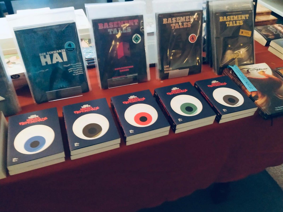 thedandyisdead's tweet photo. Der HOMO FEMININUS im Drachenwinkel.
Feine Sache! Feine Buchhandlung!
Der Dandy freut sich.
❤️🕷❤️
#drachenwinkel #writer #wirlesen #lesehunger #leseliebe #lesen #buchtipp #buchblogger #buch #dystopie #dandyisdead #buchempfehlung #büchersüchtig  #homofemininus #bücherhamstern https://t.co/3AbizZqcza