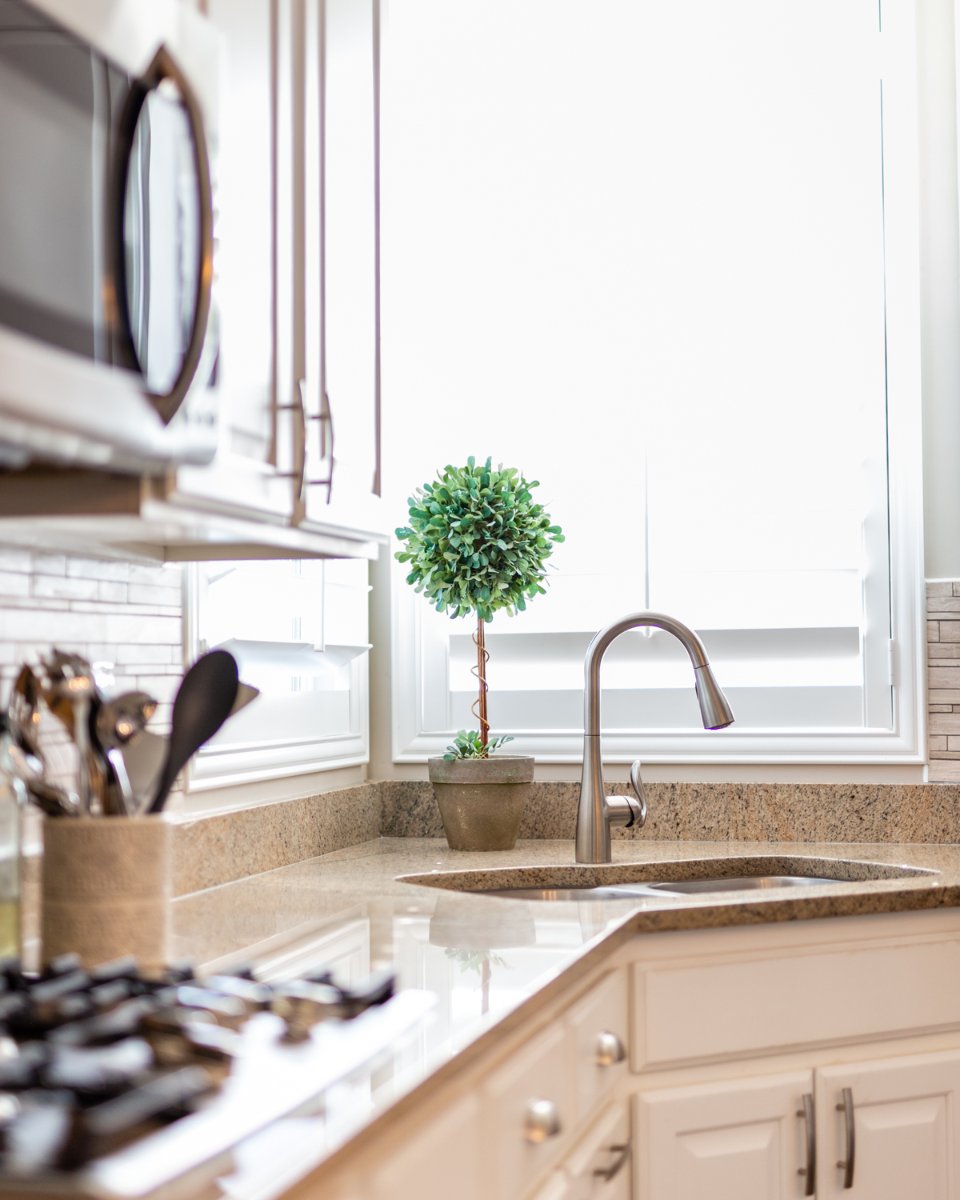 Utah_Sold_Team's tweet photo. If you're staging a home for virtual tours or want to refresh a space, try using an accent color paired with neutrals to help it pop. https://t.co/b98ffsW9Qc