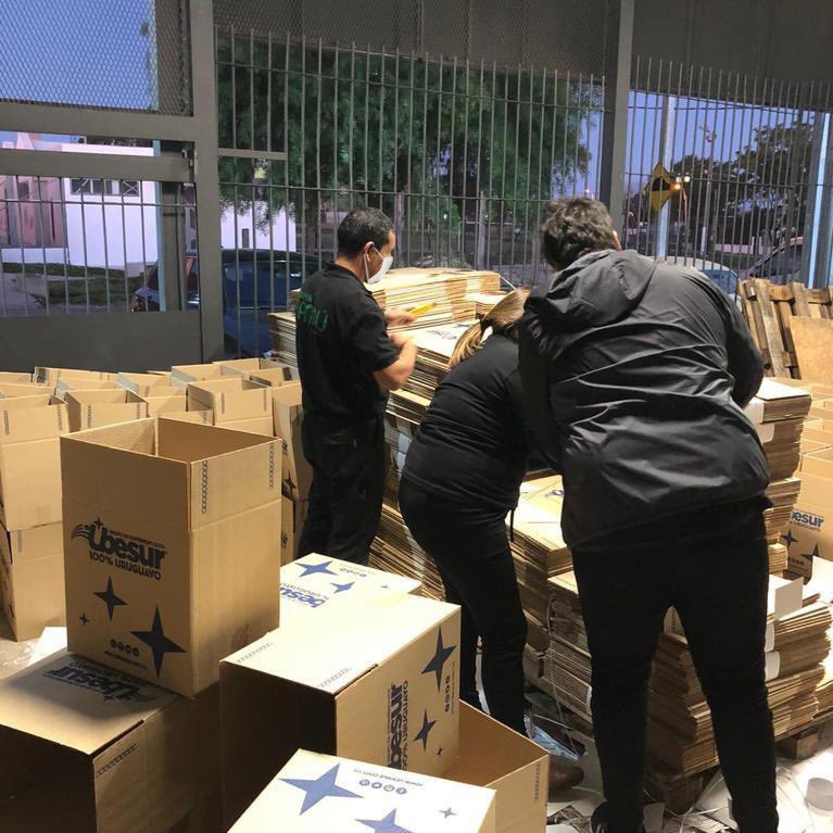 UbesurUY's tweet photo. Reconocimiento a colaboradores de Ubesur por su dedicación y solidaridad puesta al servicio de tan noble causa. Se armaron canastas que Complejo @LuisSuarez9 donó a mil familias uruguayas que tanto lo necesitan. 🙌💪🏻 #NosCuidamosEntreTodos #Ubesur #SuperBambu #ComunaCanaria https://t.co/CeHC9uap4o