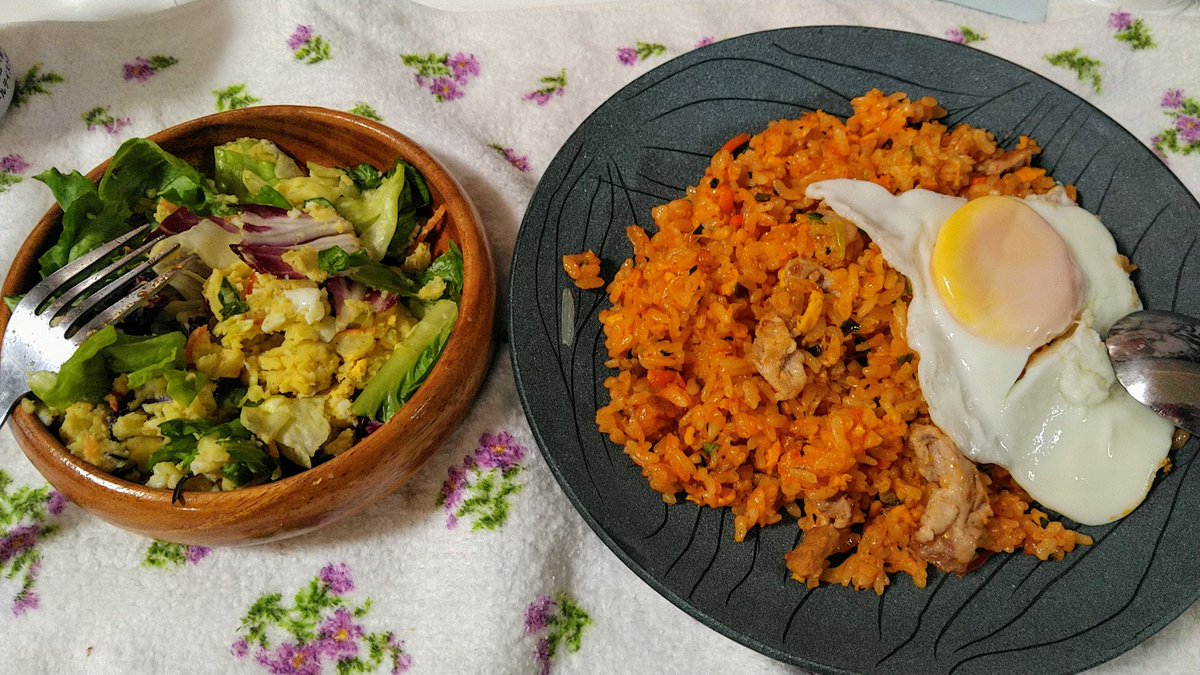 Yombo おはようございます 朝食は 冷凍食品の豚キムチチャーハンをレンチン後かるく炒め 目玉焼きを添え 副菜にポテトをゆで ゆで卵とカット野菜を混ぜたポテトサラダ そして 雨なんで朝からbeer ノンアルです 後ろに てらたぬ さんカードが