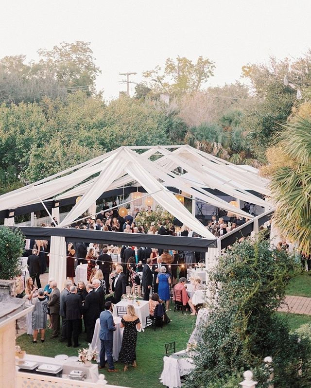 Wedding tent, but make it breathe 🌬 (Repost from <a href="/MarthaWeddings/">Martha Weddings</a>, Photography: Rachel Red Photography, Venue: The Beaufort Inn, Planning: Hostnand Haven, Florals: Vero Designs, Rentals: Event Works Rentals La Tavola Linen Ooh Events) #menguin