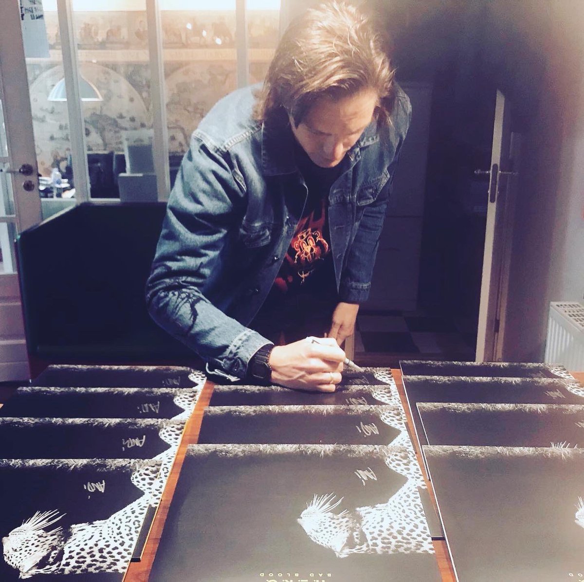 herodkmusic's tweet photo. Signin’ like craaazy ‼️ We will let u know when these #badblood boys hit the streets 🖤🩸 
@sonymusic_jp #vinyl #signing #heromusicdk #2album https://t.co/rHYEeyRDRE