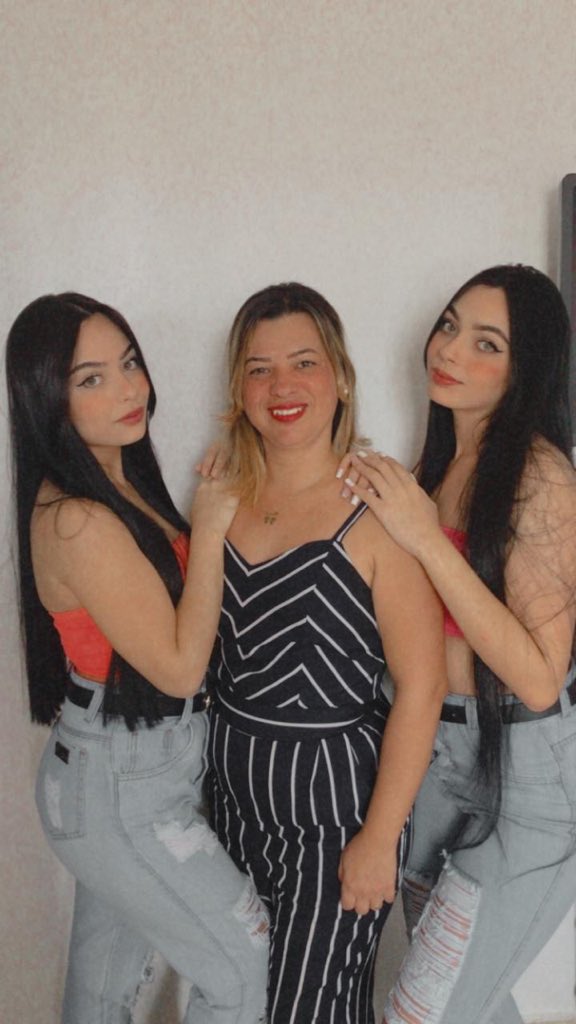 Gimenezz__'s tweet photo. Essa é a ária, se conhecemos através do Instagram, e se deparamos com total semelhança, então resolvemos se conhecer pessoalmente e somos absolutamente idênticas, até aonde sabemos não temos nenhum parentesco, inclusive somos do mesmo signo e temos a mesma reação alérgica!!! https://t.co/vzG9dKL2FT