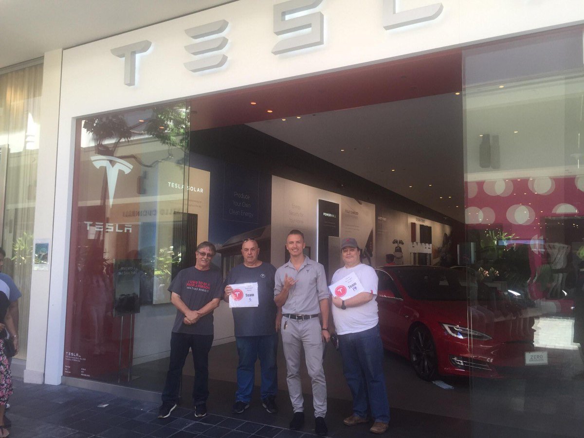 teslahawaiiclub's tweet photo. Yay! Ala Moana and International Marketplace Tesla stores are reopening TODAY! https://t.co/2cBGnsEGHj