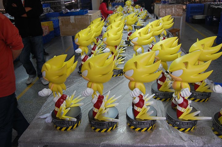 First4Figures's tweet photo. A frequent #F4F fan request is to show off and talk about older #First4Figures statues, so we’re beginning a new series of #F4Flashback posts!
Today, let’s look at some 2010 factory production photos of the Super #Sonic statue from our #SonicTheHedgehog Classic #statue series! https://t.co/2x143PA27l