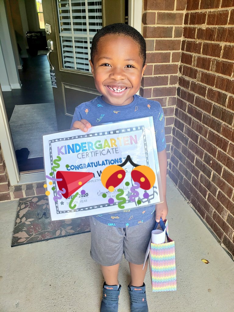 RWilliams_EDS's tweet image. We have a 1st grader!!  Thank you to Mrs. Webster &amp;amp; Mrs. Gates from @hfemiway for a wonderful year! From start to finish... from the traditional setting to remote learning, we loved Justin&apos;s time in your class. 

#LevelUp
#SocialDistancingGiftDropOff
#NeverStopLearningHCS