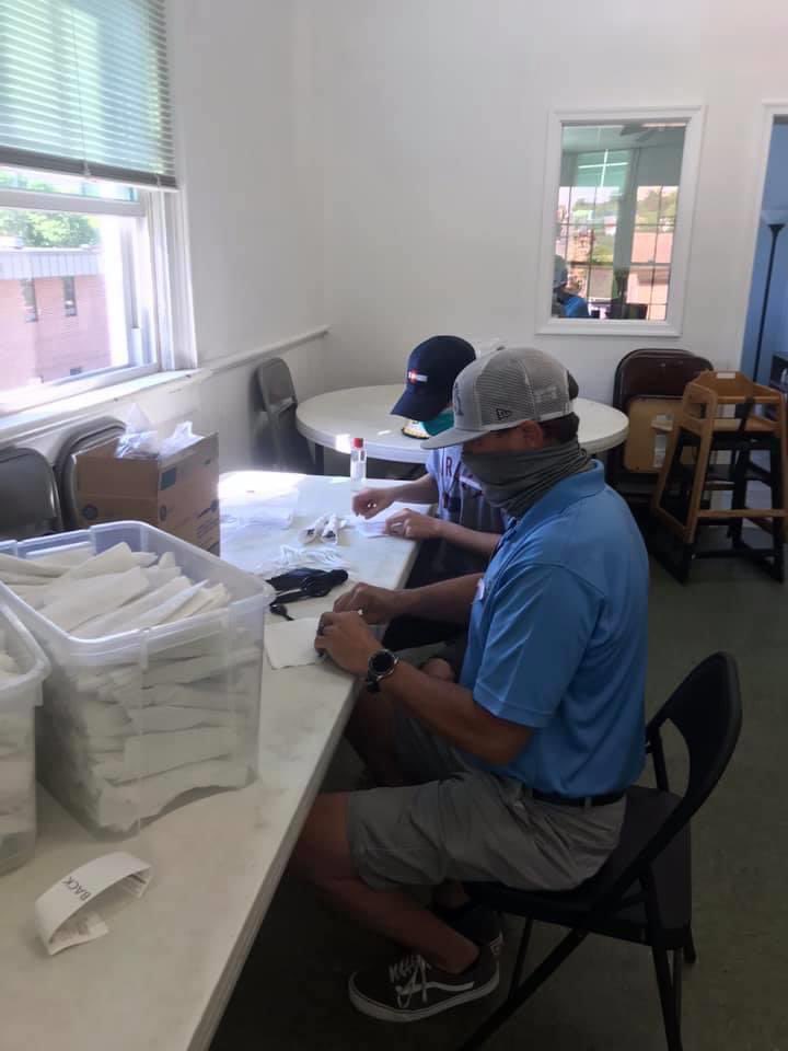 HCHowlers's tweet photo. Today our staff was able to give back and volunteer at Lynchburg Daily Bread! We had a great time and are grateful for the opportunity to give back! #HillcatsatHome #TraditionRoarsOn #ClawsUp https://t.co/HyUCILpXwT