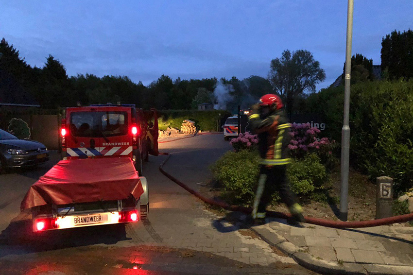 Brandweer blust buitenbrand aan de Uiterburen..