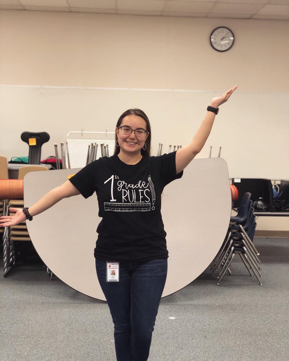 life_of_lez_'s tweet photo. β’ Today I finally finished cleaning my room for the summer β’ Felt so weird to take down everything by myself but I got to reflect on what was amazing amazing first year I had with my first graders β’ #firstgradeclassroom #firstyearteacher #firstclassroom #yearonedone #alief https://t.co/hZrdmDVgWM