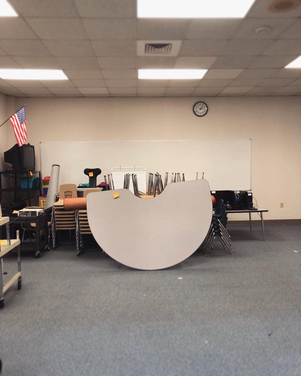 life_of_lez_'s tweet photo. β’ Today I finally finished cleaning my room for the summer β’ Felt so weird to take down everything by myself but I got to reflect on what was amazing amazing first year I had with my first graders β’ #firstgradeclassroom #firstyearteacher #firstclassroom #yearonedone #alief https://t.co/hZrdmDVgWM