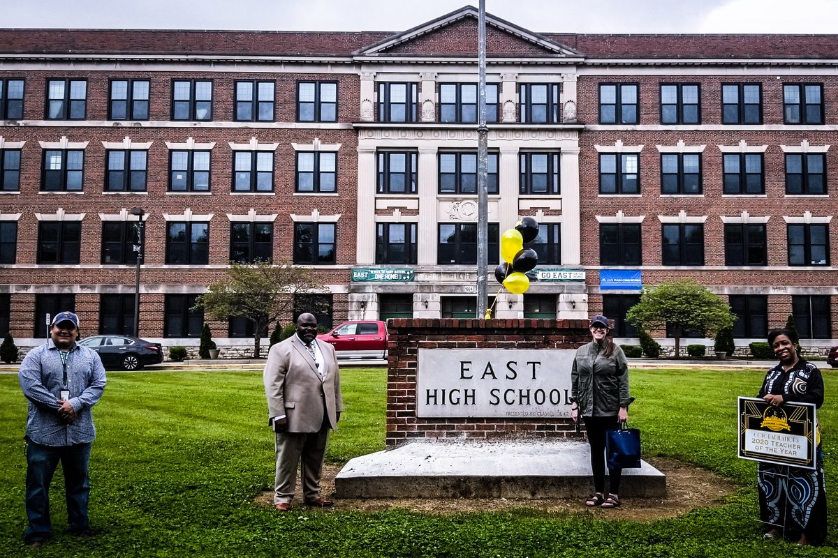 RayWeikal_KSD's tweet photo. You know I love to show my love for @KCPS_East, which means today was a great day because I got to help celebrate EHS 2020 Teacher of the Year Amanda Dennison! The #KCPSMagicalTeacherOfTheYearMysteryTour continues next Mon. & Tues.! @kcpublicschools #GoEastBears #KCPSTeachers https://t.co/ofotuibLKT