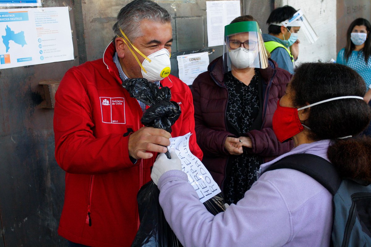 BiobioSolidario's tweet photo. ➕ que felices porque #JuntosAyudarEsMásFácil!!!
Terminamos la semana con la entrega de alimentos a 79 familias migrantes, a través de la Asociación Casa de las Naciones. 
En la oportunidad nos acompañó @RA_ContrerasR  de la @GoberdeConce y representantes @seremisalud8 https://t.co/IpkDyol6mk