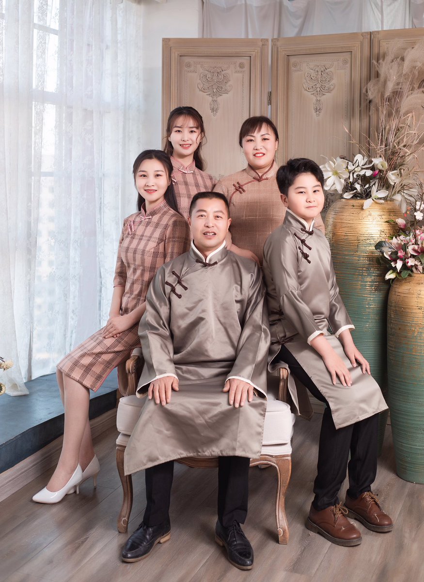 YingyingLi2017's tweet photo. My lovely niece Yuanyuan Li, a nurse worked throughout the COVID-19, just came back home. “Very happy to take a picture with my family after the COVID-19.”, said by her. So proud of her! Hope everything back to normal soon! Hope everyone stay healthy and happy! https://t.co/Y513tWalPN