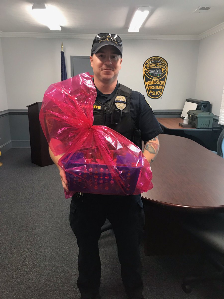 Att_SmthfldVa's tweet photo. It’s National Police Day!!! In honor of those that protect us everyday we delivered baskets for them to enjoy and flyers about promotions just for them!!! 50% off FirstNet for 6 months!!!! Thank you🚔! #NationalPoliceDay #Thanks #ProtelPride https://t.co/trXvJxzqKy