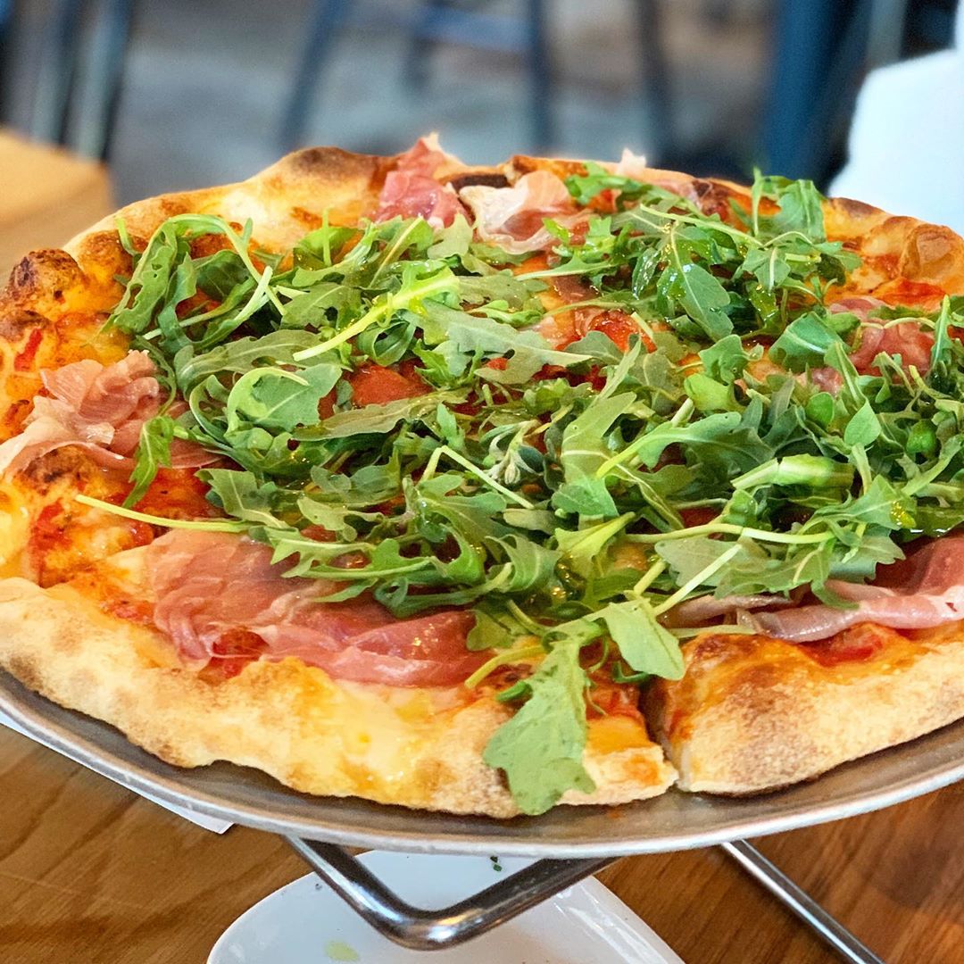 If you're debating over what to get for Friday night takeout, you can end that debate now... 🍕 🍕 🍕 🍕 
______________
📷: @sugarnspicewithsandra