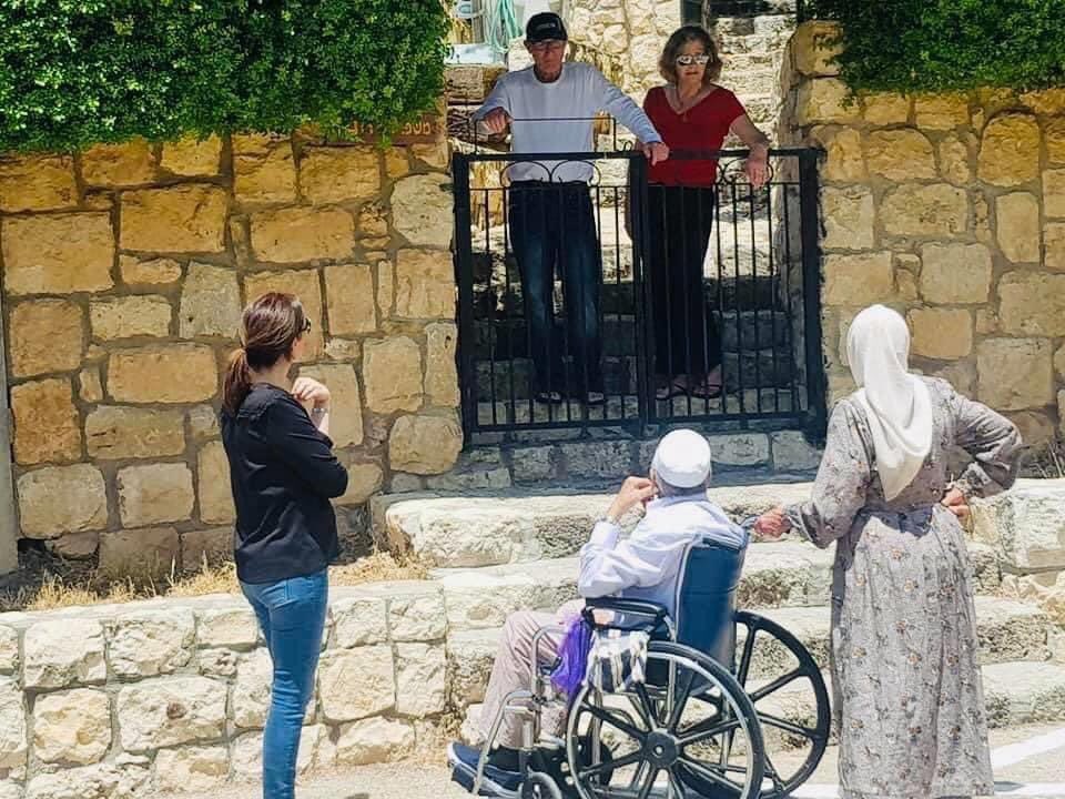 MadridFatma's tweet photo. هذا المنزل يعود للحاج الفلسطيني خليل درويش "أبو سمير"، من مدينة حيفا المحتله تحديدًا قرية إجزم، تم الاستيلاء عليه من العصابات الصهيونيه عام 1948.

وقف الحاج خليل اليوم امام المنزل بشكل مناف للمنطق والنواميس الكونيه فهو يقف خارج أعتاب منزله بينما السارقين يتبجحون من الداخل.
+ https://t.co/aGbt2mUpP0