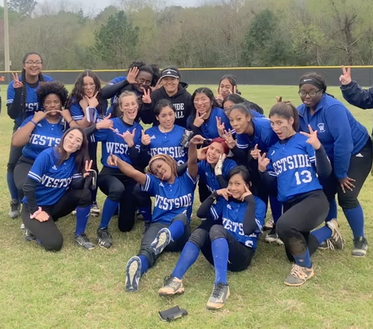 Westside_SFTBL's tweet photo. Last but not least... Senior Shoutout to DEMIA ALLEN!!

She played softball for 1 year on JV at
@westsidehigh

Demia also made the banner we used to take to our softball games! #Talented

#2020wolfpackhonors #bestofthewest #gowestsidewolves 
@HISDAthletics https://t.co/fkPSAzODwf