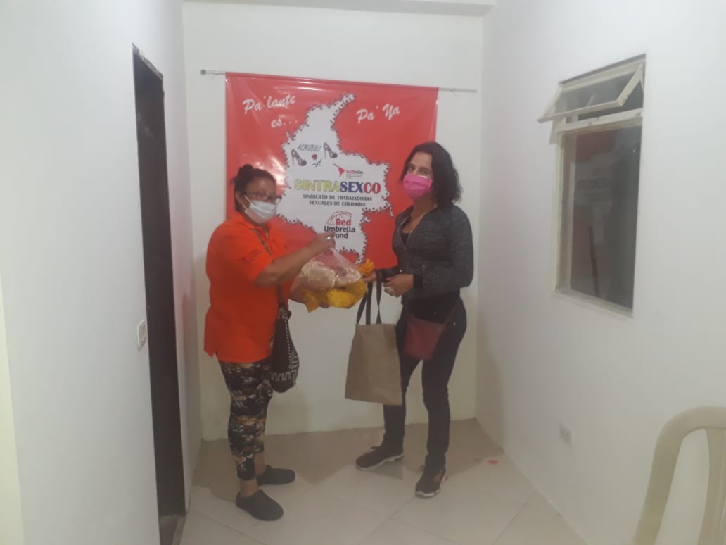 ASMUBULI's tweet photo. ASMUBULI - SINTRASEXCO Entrega de mercados y otras ayudas a sus integrantes, con el apoyo de la empresa Savicol  y del Doctor  Will. https://t.co/wG7nlEIllx