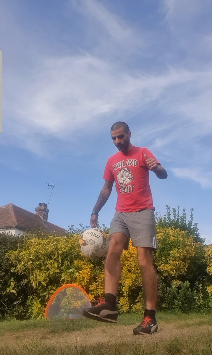 BillyRayMansell's tweet photo. One day at a time... shall be done with pride, thank you π #TomorrowWillBeAGoodDay
#football #FootballsStayingHome
#7MillionKeepieUppieChallenge for #CovidHeroes πβ½οΈ #SoccabilitySpinOffChallenge #SoccabilityChallenge
#KeepingActiveAtHome #KeepEssexActive #StayInWorkOut https://t.co/xP8yhmSmnk