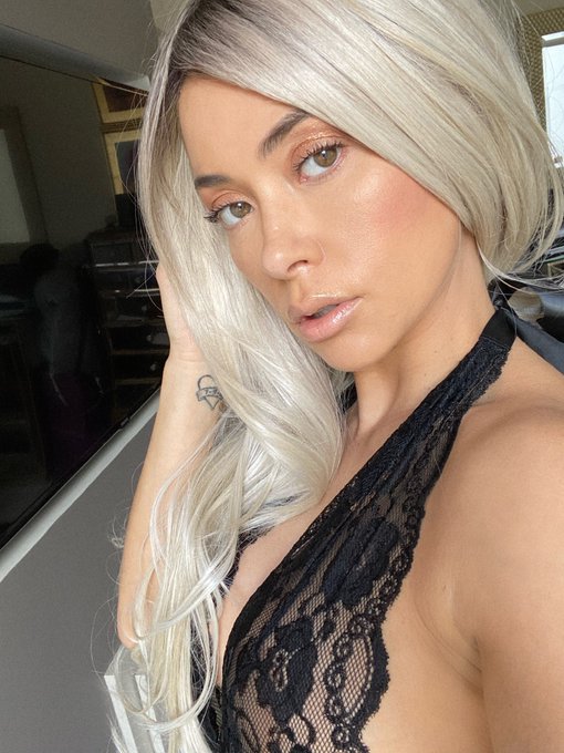 1 pic. Who is she? ✨
https://t.co/3qa6uHhjiO https://t.co/xFUWenrbgO
