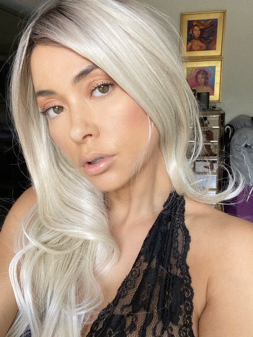 2 pic. Who is she? ✨
https://t.co/3qa6uHhjiO https://t.co/xFUWenrbgO