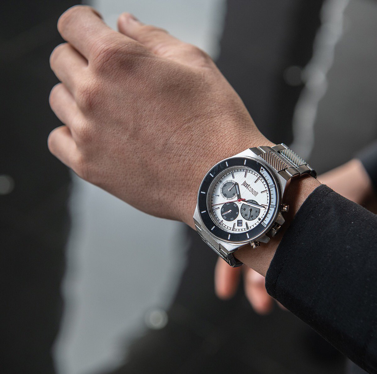 alhomaidhigroup's tweet photo. Keep track of the little moments that
matter. Details make the difference and
Just Cavalli masters this rule. #alhomaidhigroup #justcavalli #jcmoments #jccollection
#justcavalliwatch #justcavallitimewear #jcvibes #justcavalliexclusive https://t.co/MmcAh3tCRY