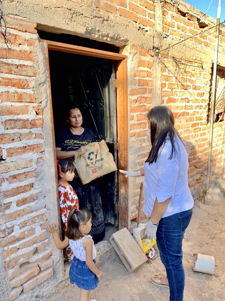MonicaLopezH1's tweet photo. Para #Vivir en la #NuevaNormalidad hay que buscar nuevas formas👫🏻 pero también #PonernosLasPilas💪🏼 para encontrar formas #Seguras para poder seguir #Ayudando 🙌🏼. Feliz de poder apoyar♥️ de forma segura y con mucho gusto 😊 con algunos alimentos a las familias de #ElVaral. https://t.co/AmRA35ijkd